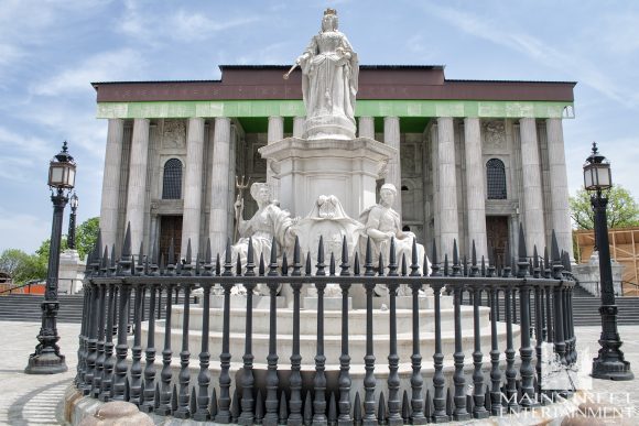 queen anne statue film location